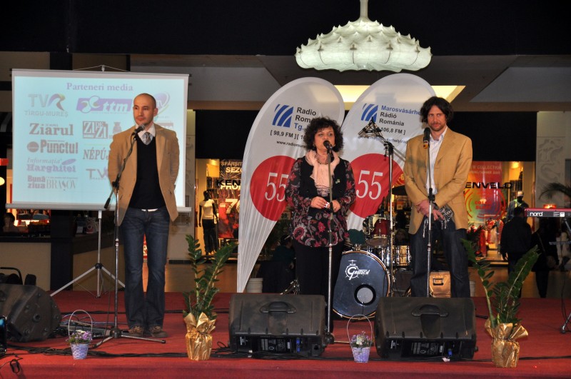 55 de ani. O aniversare care, ieri seară, a fost sărbătorită la Promenada Mall de ascultătorii fideli! Mulţi dintre ei, mărturisesc că şi-au petrecut o viaţă alături de Radio Târgu – Mureş