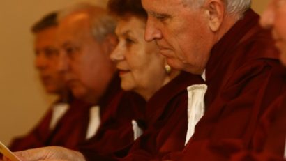 Curtea Constituţională a decis azi că legea de aprobarea a ordonanaţei de urgenţă a guvernului privind migraţia aleşilor locali este neconstituţională