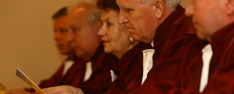 Curtea Constituţională a decis azi că legea de aprobarea a ordonanaţei de urgenţă a guvernului privind migraţia aleşilor locali este neconstituţională Curtea Constituţională a decis azi că legea de aprobarea a ordonanaţei de urgenţă a guvernului privind migraţia aleşilor locali este neconstituţională