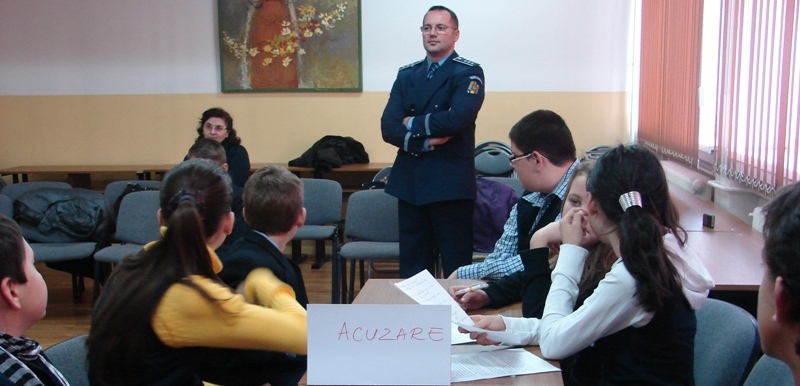 POLIŢIŞTII MUREŞENI LANSEAZĂ PROIECTUL „COPILĂRIE FĂRĂ DELINCVENŢĂ” POLIŢIŞTII MUREŞENI LANSEAZĂ PROIECTUL „COPILĂRIE FĂRĂ DELINCVENŢĂ”