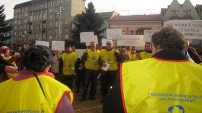 Femeile de serviciu, portarii şi şoferii din învăţământ vor creşterea salariilor