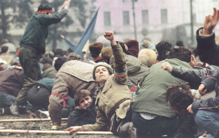 Tîrgumureşenii îşi amintesc momentele de groază din decembrie 1989 Tîrgumureşenii îşi amintesc momentele de groază din decembrie 1989