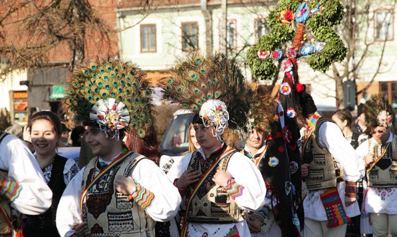 Colindatul cetei de feciori a fost acceptat în patromoniul UNESCO Colindatul cetei de feciori a fost acceptat în patromoniul UNESCO