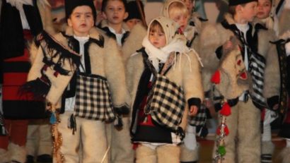 Colindele tradiţionale de la Ţopa sunt cântate nu numai pe scenele româneşti dar şi peste hotare