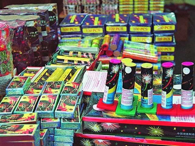 Polițiștii mureșeni au confiscat astăzi 21.000 de petarde Polițiștii mureșeni au confiscat astăzi 21.000 de petarde