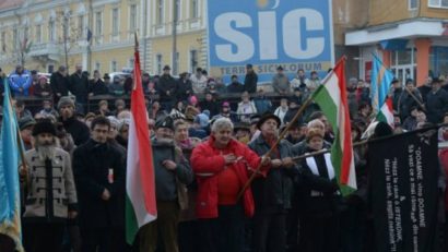 Aproximativ 500 de persoane au intonat în această după-amiază imnul Ungariei în faţa sediului Prefecturii Covasna