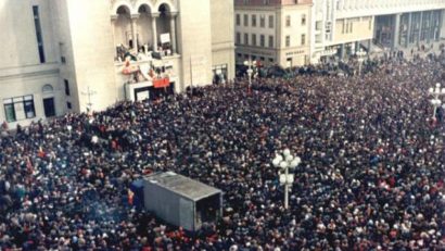 Ceremonii astăzi la Bucureşti, Cluj Napoca şi în alte oraşe, unde, în urmă cu 25 de ani, Revoluţia română lua amploare şi cuprindea, practic, toată ţara