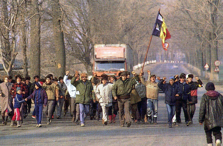 La 25 de ani de la schimbarea de regim, românii nu ştiu adevărul în legătură cu ce s-a întâmplat în decembrie 1989 La 25 de ani de la schimbarea de regim, românii nu ştiu adevărul în legătură cu ce s-a întâmplat în decembrie 1989