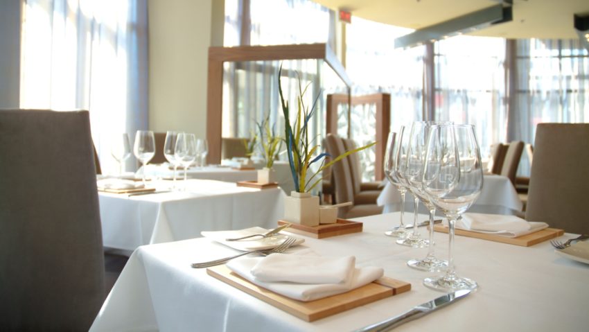 Un restaurant și un abator au fost închise temporar de inspectorii de sănătate mureșeni Un restaurant și un abator au fost închise temporar de inspectorii de sănătate mureșeni