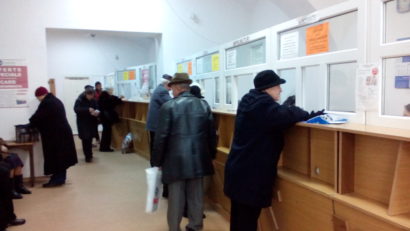 Tot mai mulți pensionari mureșeni împrumută bani de la CAR