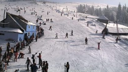 Noi locuri de parcare pentru turiştii care urcă în staţiunea montană Straja