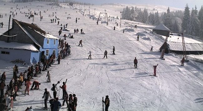 Noi locuri de parcare pentru turiştii care urcă în staţiunea montană Straja Noi locuri de parcare pentru turiştii care urcă în staţiunea montană Straja