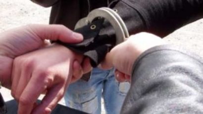 Doi bărbaţi din Predeal, arestaţi preventiv după ce au bătut un inspector ANAF