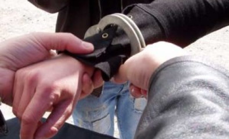 Doi bărbaţi din Predeal, arestaţi preventiv după ce au bătut un inspector ANAF Doi bărbaţi din Predeal, arestaţi preventiv după ce au bătut un inspector ANAF