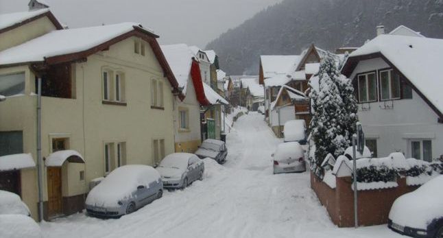 La Braşov sunt probleme cu deszăpezirea străzilor şi cartierelor lăturalnice La Braşov sunt probleme cu deszăpezirea străzilor şi cartierelor lăturalnice