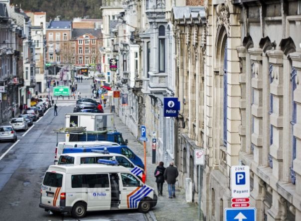 Militarii supraveghează zonele cu risc de atentate din Belgia Militarii supraveghează zonele cu risc de atentate din Belgia