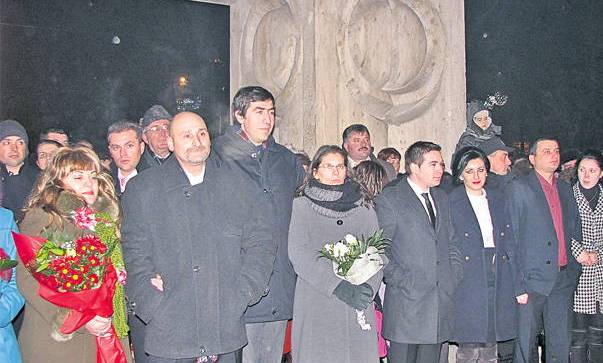 18 cupluri s-au căsătorit în noaptea de Anul Nou la „Poarta Sărutului” 18 cupluri s-au căsătorit în noaptea de Anul Nou la „Poarta Sărutului”