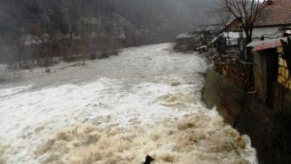 Atenţionări de inundaţii pentru 10 bazine hidrografice, până luni la ora 18,00