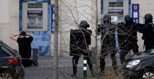 Autorul luării de ostatici de la Colombes s-a predat poliţiei Autorul luării de ostatici de la Colombes s-a predat poliţiei