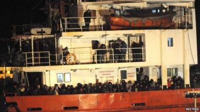 UPDATE Cei aproape 400 de imigranţi clandestini salvaţi de Marina Italiană au fost cazaţi în centrele de primire a refugiaţilor din sudul Italiei