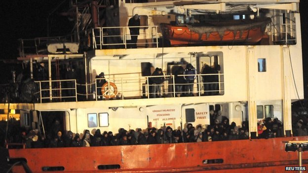 UPDATE Cei aproape 400 de imigranţi clandestini salvaţi de Marina Italiană au fost cazaţi în centrele de primire a refugiaţilor din sudul Italiei UPDATE Cei aproape 400 de imigranţi clandestini salvaţi de Marina Italiană au fost cazaţi în centrele de primire a refugiaţilor din sudul Italiei