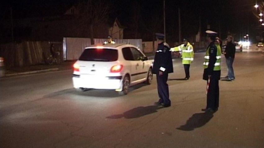 Poliţia din Cluj este în continuare în alertă pentru al prinde pe ultimul dintre cei patru deţinuţi evadaţi aseară din arestul Inspectoratului judeţean Poliţia din Cluj este în continuare în alertă pentru al prinde pe ultimul dintre cei patru deţinuţi evadaţi aseară din arestul Inspectoratului judeţean