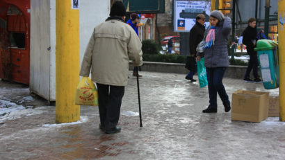 Se circulă greu la Tîrgu-Mureş din cauza poleiului