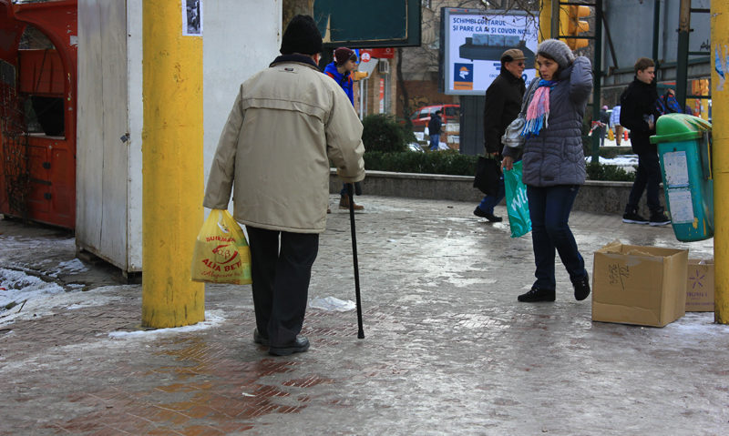 Se circulă greu la Tîrgu-Mureş din cauza poleiului Se circulă greu la Tîrgu-Mureş din cauza poleiului