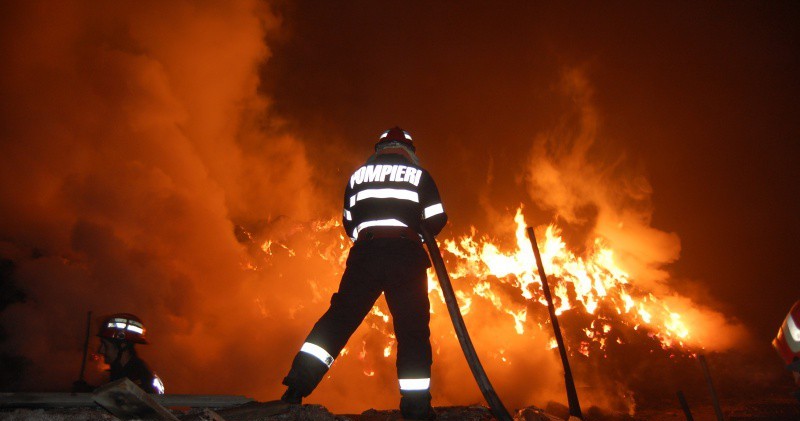 Incendiu la o casă din localitatea mureşeană Bezid Incendiu la o casă din localitatea mureşeană Bezid