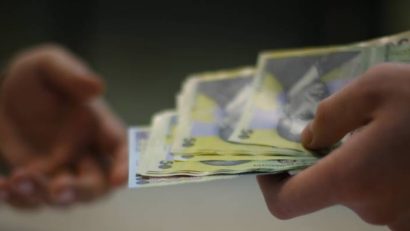 Majorări de salarii şi pensii în 2015, dar şi scumpiri