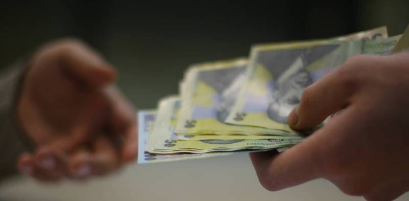 Majorări de salarii şi pensii în 2015, dar şi scumpiri Majorări de salarii şi pensii în 2015, dar şi scumpiri