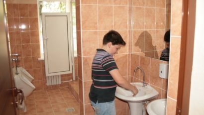 O altă școală din Mureș amendată din cauza lipsei de igienă