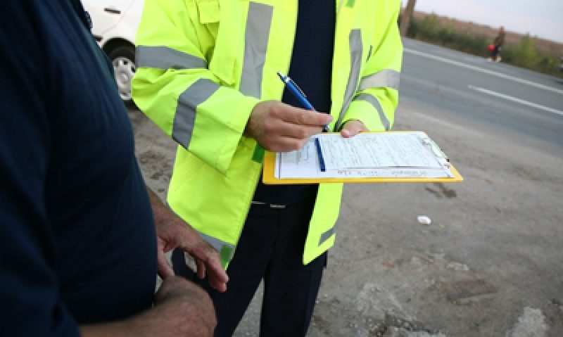 Conducători auto fără permis prinşi de poliţişti