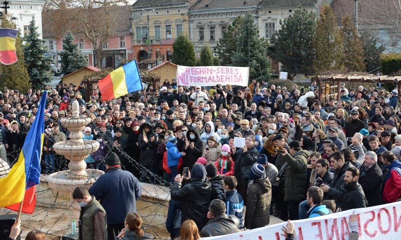 Peste 2.000 de persoane la mitingul de protest împotriva poluării cu folmardehidă din Sebeş Peste 2.000 de persoane la mitingul de protest împotriva poluării cu folmardehidă din Sebeş