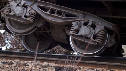 Un tren a deraiat în judeţul Cluj, după ce locomotiva a lovit o cireadă de vite