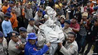 UPDATE Au fost descoperite patru părţi mari din fuselajul aeronavei AirAsia prăbuşită recent în Marea Java