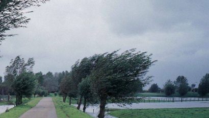 Ninsori, ploi şi vânt puternic până după amiază, anunţă o informare a meteorologilor