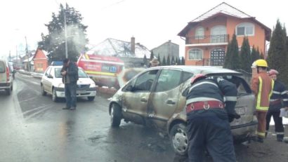 UPDATE : O mașină a luat foc în trafic, la Tîrgu-Mureș