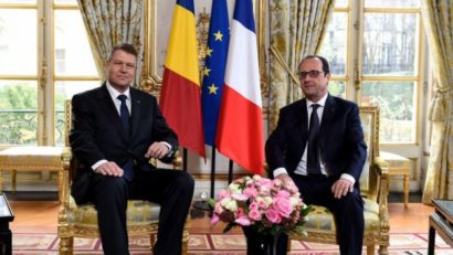 Preşedintele Klaus Iohannis se află într-o vizită oficială în Franţa, unde a fost primit de omologul său de la Paris, Francois Hollande