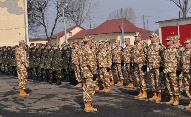 Un nou contingent de militari români pleacă în Afganistan Un nou contingent de militari români pleacă în Afganistan