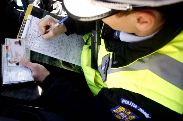 5 permise de conducere reţinute în doar câteva ore 5 permise de conducere reţinute în doar câteva ore