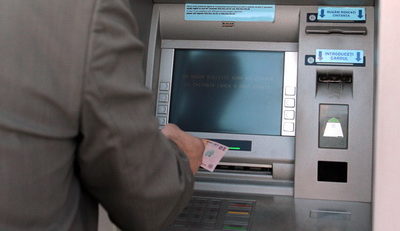 Comisioanele percepute de bănci, pentru orice tranzacţie, ar urma să fie afişate pe ecranele bancomatelor de săptămana viitoare