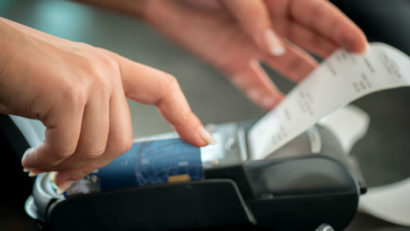 Comercianţii care nu emit bon fiscal vor putea fi reclamaţi la un număr de telefon pus la dispoziţie de Fisc