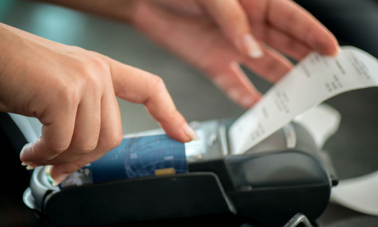 Comercianţii care nu emit bon fiscal vor putea fi reclamaţi la un număr de telefon pus la dispoziţie de Fisc Comercianţii care nu emit bon fiscal vor putea fi reclamaţi la un număr de telefon pus la dispoziţie de Fisc