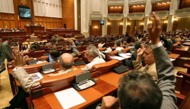 Senatorii din comisiile de specialitate au votat în unanimitate pentru eliminarea impozitării cu 10 la sută a concediilor medicale Senatorii din comisiile de specialitate au votat în unanimitate pentru eliminarea impozitării cu 10 la sută a concediilor medicale