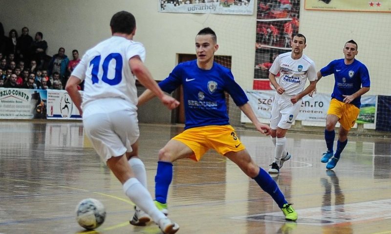 Cuplaj de futsal în Sala Sporturilor din Tg.Mureş Cuplaj de futsal în Sala Sporturilor din Tg.Mureş