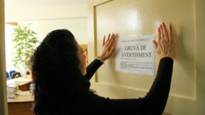 Peste 530 de angajaţi din administraţia publică locală din judeţul Covasna au declanşat azi dimineaţă o grevă de avertisment