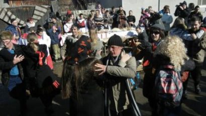 O mie de persoane la Fărşangul de la Plăieşii de Jos
