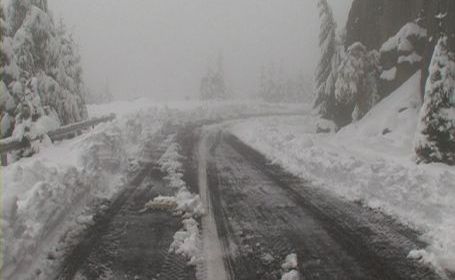 Circulaţia rutieră se defăşoară în condiţii de iarnă în mai multe judeţe