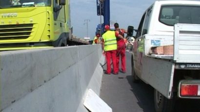A început montarea parapeților pentru separarea sensurilor de mers pe DN15 în județul Mureș
